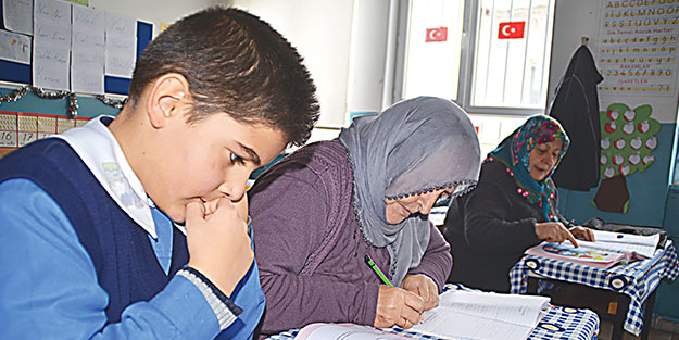 Babaanne ile torun aynı okulda eğitim görüyor