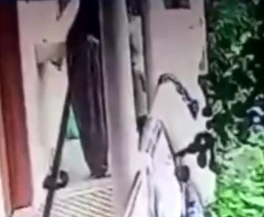 Babaanne torununu balkondan attı! İşte o dehşet anları!