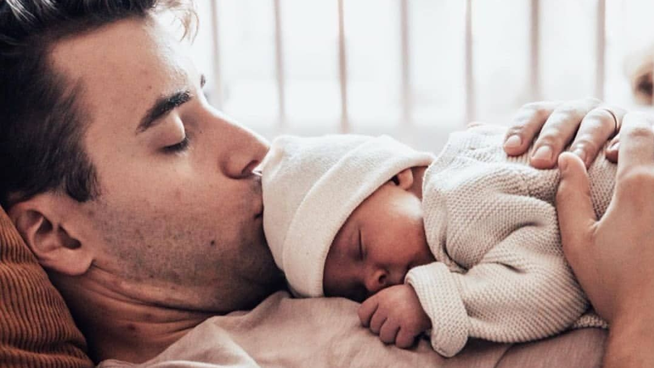 Babalar için maaş kesintisi olmadan doğum iznini 17 haftaya çıkardılar!