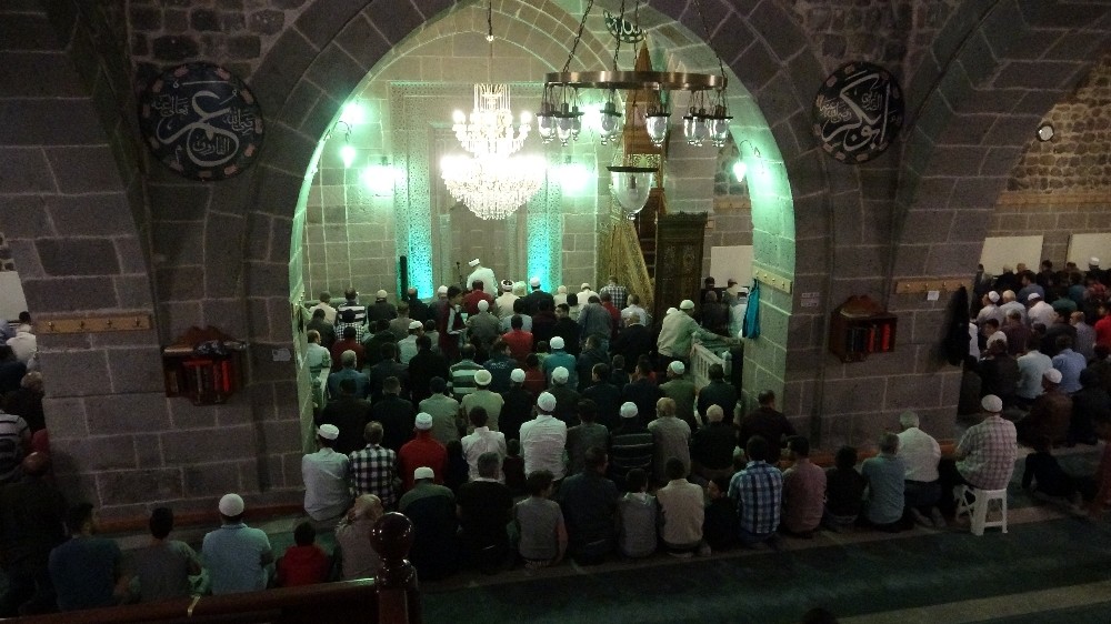 Babalar ve Çocuklar Sabah Namazında Buluştu 