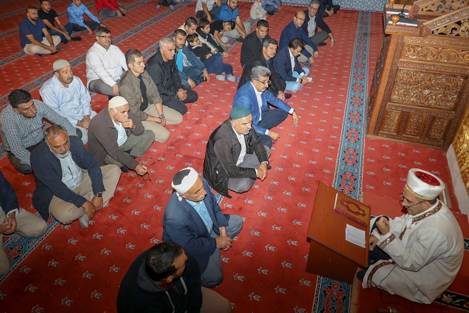 Babalar ve çocuklar sabah namazında buluştu 