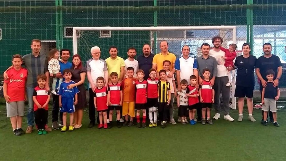 Babalar ve oğulları maçta rakip oldular 