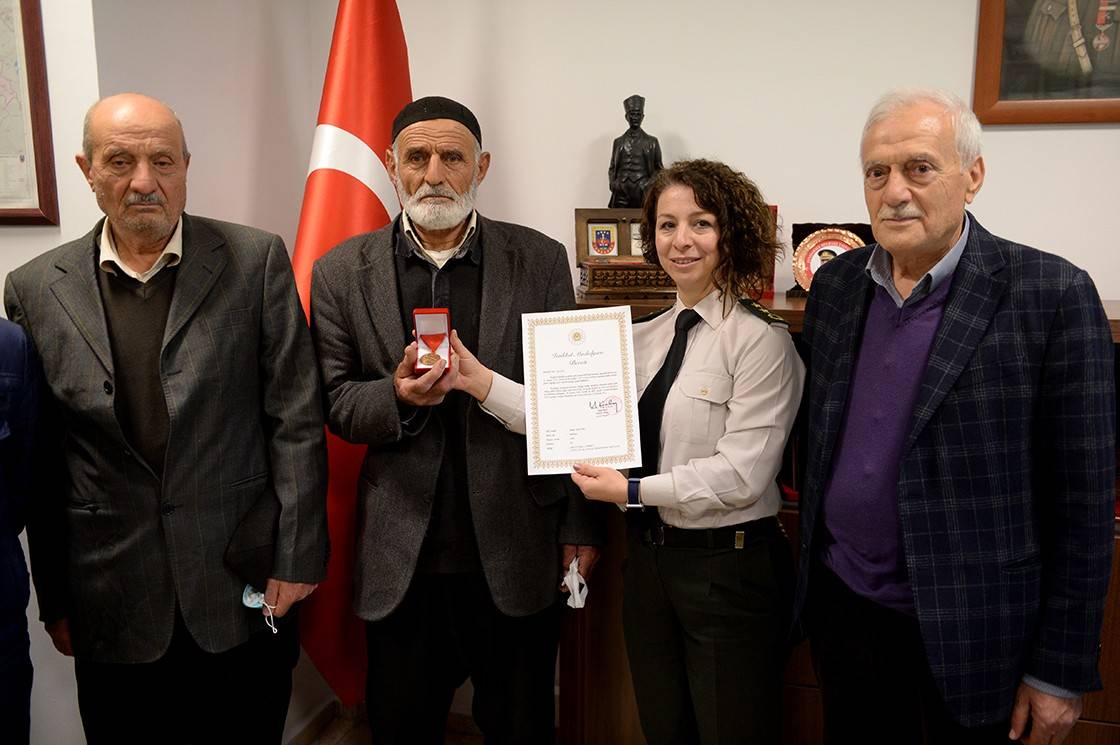 Babalarının İstiklal Madalyasını almanın gururunu yaşadılar