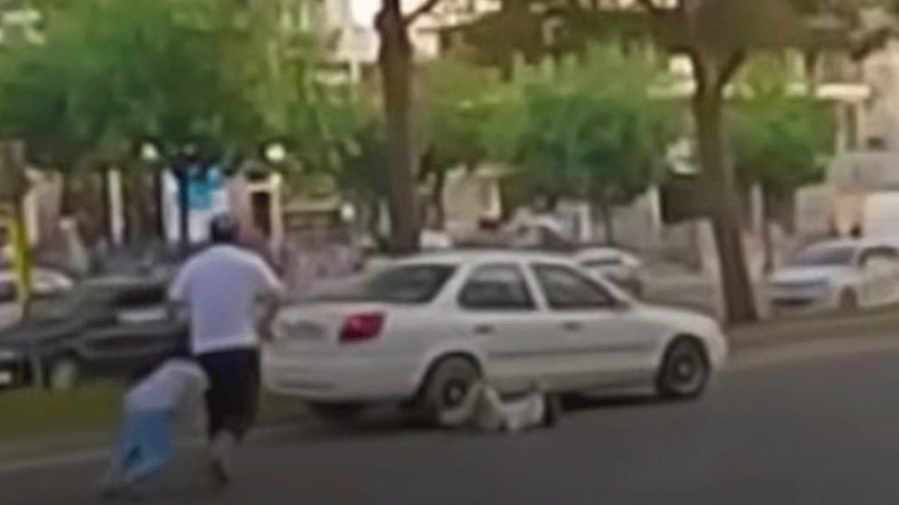 Babalarıyla yolun karşısına geçen çocuklara otomobil çarptı!