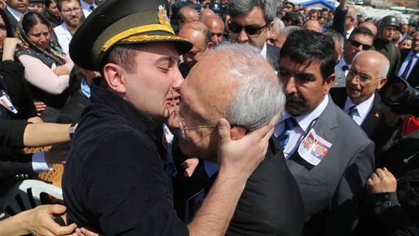 'Babam sizi severdi' dedi ve böyle sarıldı!