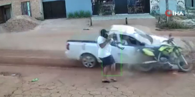 Babanın refleksi çocuğunun hayatını kurtardı! O anlar kamerada