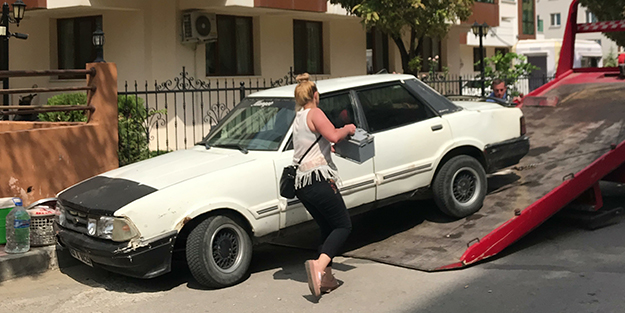 Babası ehliyetsiz yakalandı, kızı otomobilin camlarını kırdı