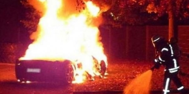 Ferrarisini adam tutup yaktırdı