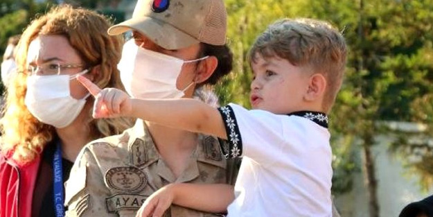 Babasına böyle veda etti! Şehit cenazesinde yürek yakan anlar