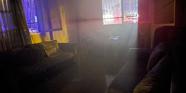 Babasına kızan genç kolonya ile evi yaktı!