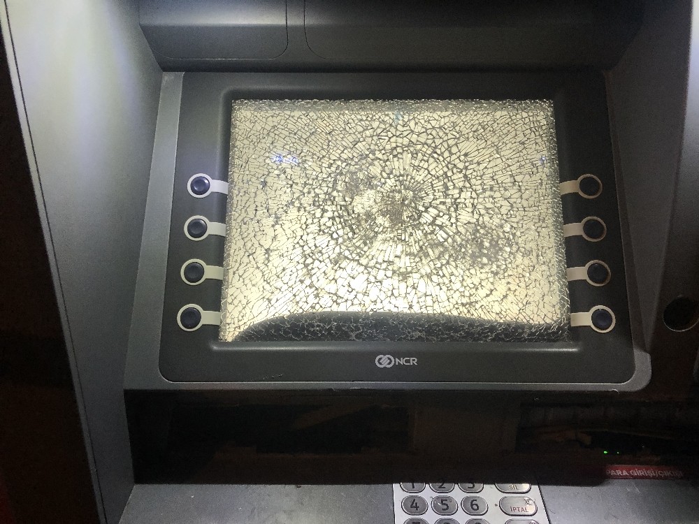 Babasına kızan kadın ATM’leri böyle parçaladı 
