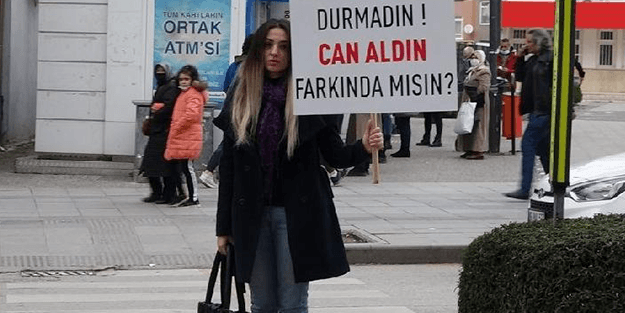 Babasına otomobilin çarptığı yaya geçidinde trafik kurallarına dikkat çekti