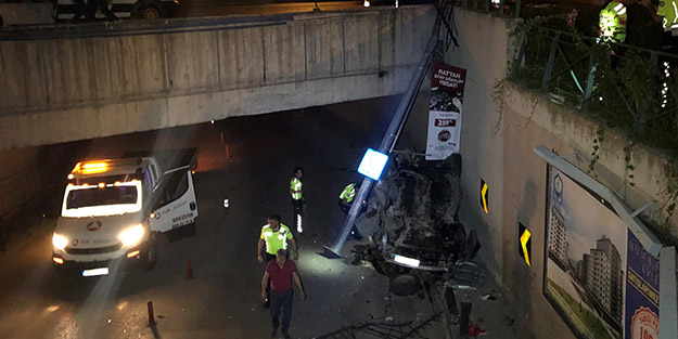 Babasından kaçırdığı otomobille yarışa tutuşup köprüden uçtu
