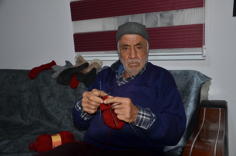 Babasından öğrendi, 66 yıldır el işi örüyor 