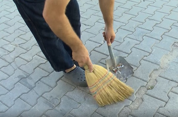 Babasından öğrendi günde 3 kez tüm sokakları süpürüyor! Bu mahallede çöp görmek mümkün değil