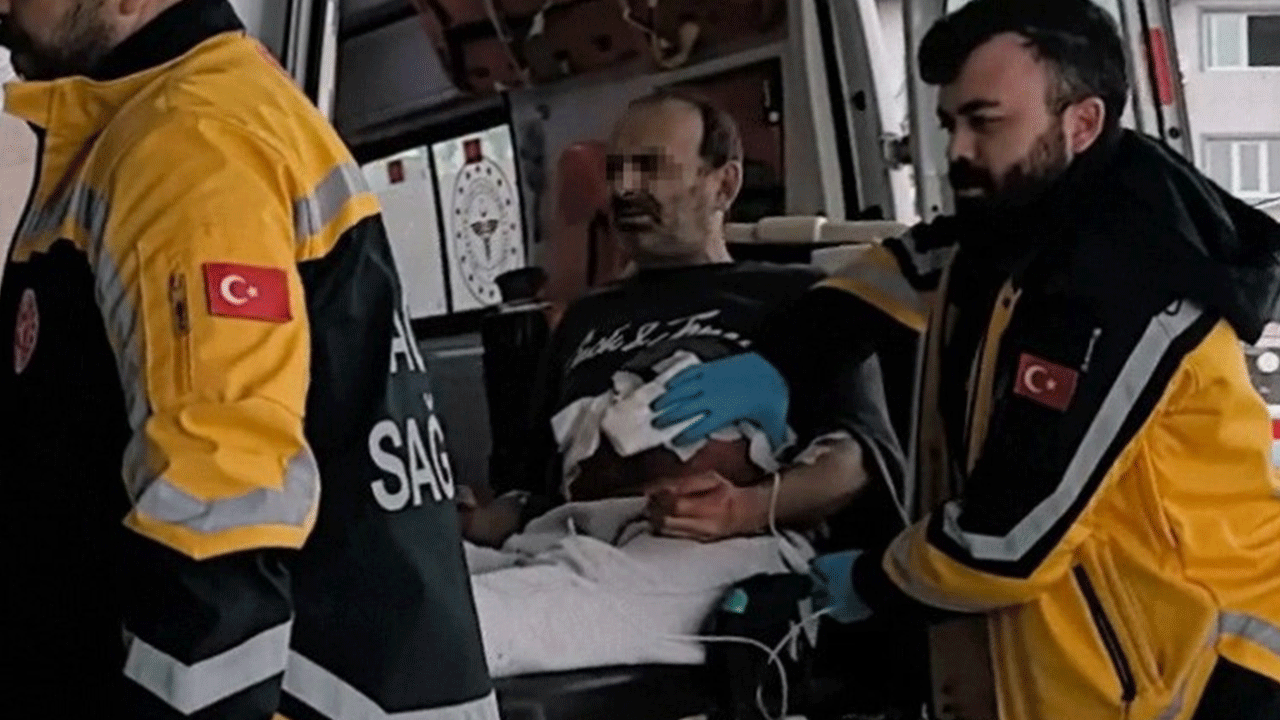 Babasını bıçakla kevgire çevirdi, 112 acilden yardım istedi!