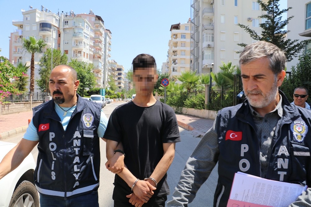 Babasını bıçaklayan gence 1 yıl 10 ay hapis cezası 