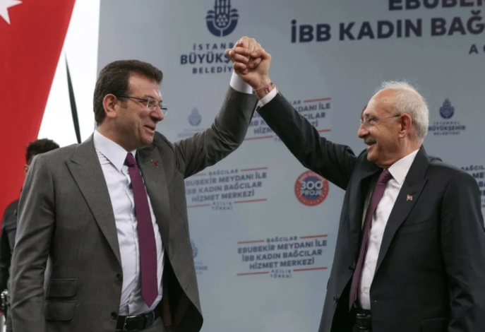 ‘Baba’sını deviren Ekrem’e mesaj! İstanbul’un göbeğinde şaşırtan pankartlar
