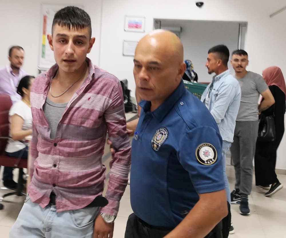 Babasını dövüp, “Senin gibi babanın var ya” diye sitem etti 
