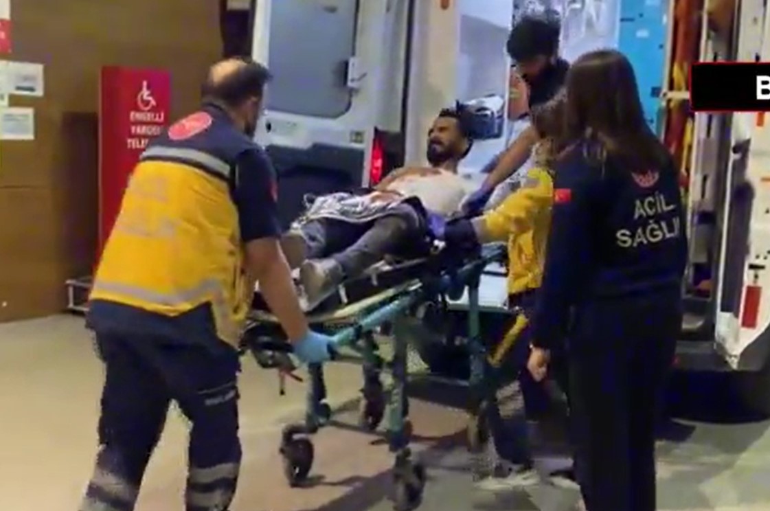 Babasını göğsünden bıçakladı! Havaya ateş açarak kaçtı