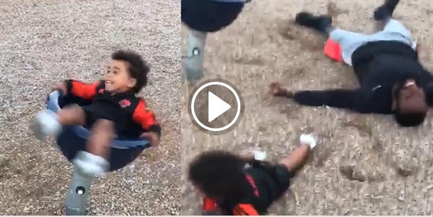 Babasını gülme krizine sokan ufaklık