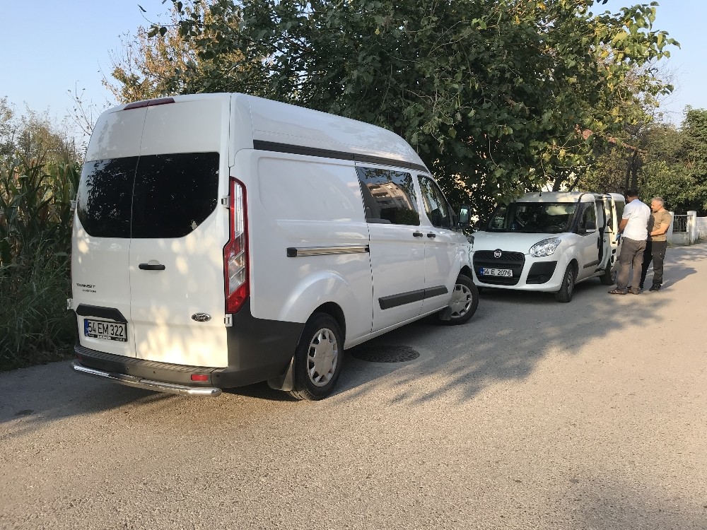 Babasını keserle öldürdü 