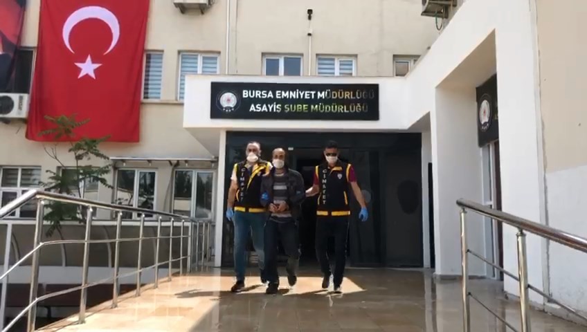 Babasını meyve bıçağı ile öldürdü 