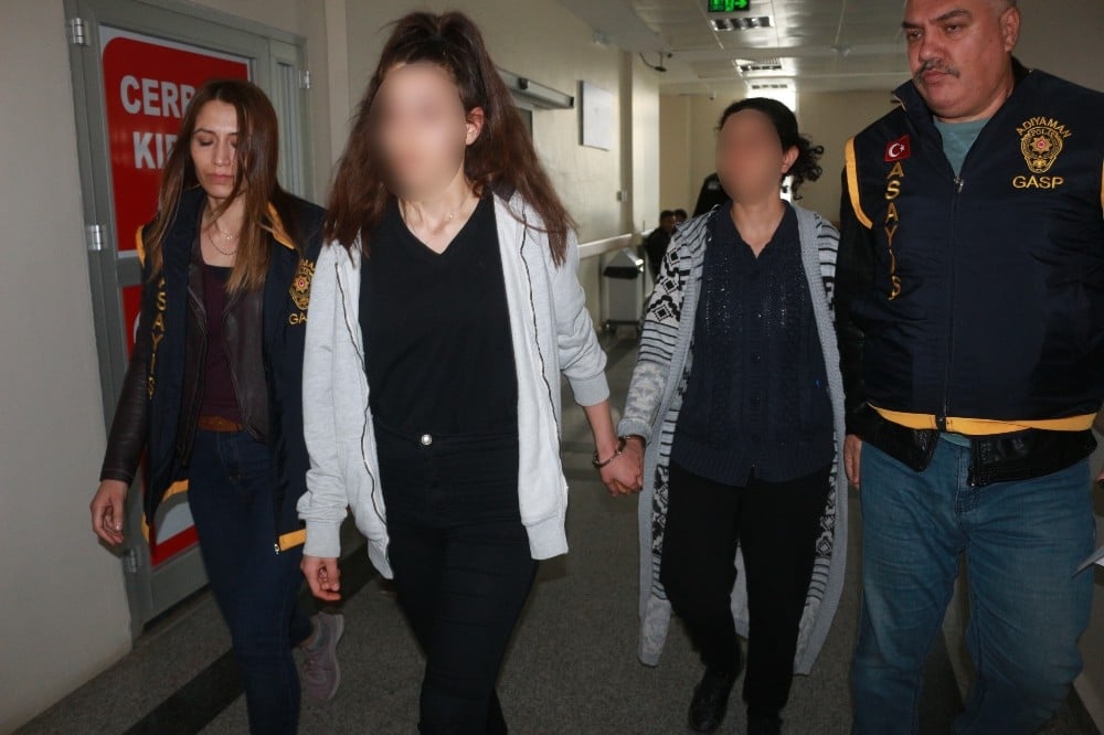 Babasını öldürdüğü iddia edilen genç kızla annesi adliyede 