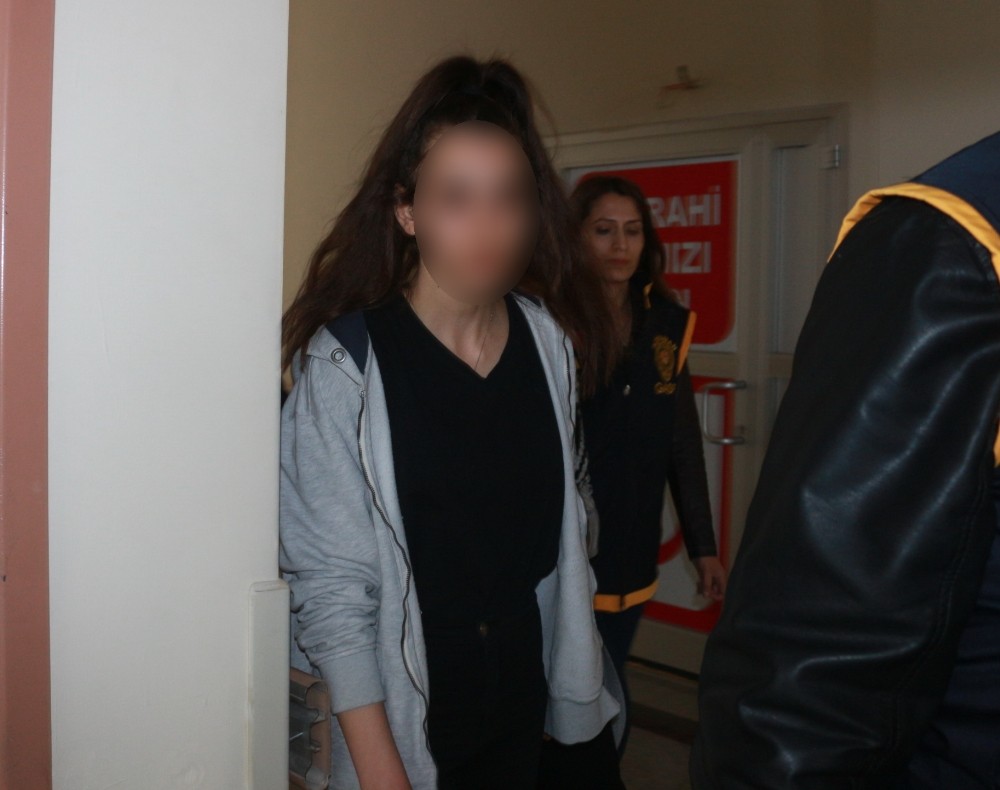 Babasını öldüren genç kız tutuklandı 