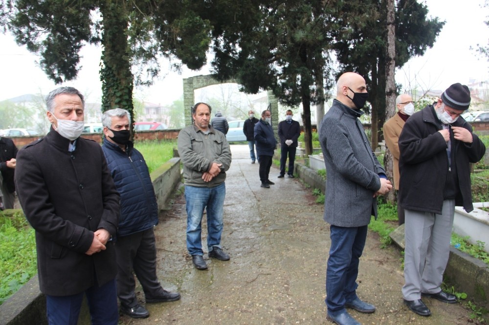 Babasının cenazesine katılamadı, arkadaşları cenazeyi cep telefonundan izletti 