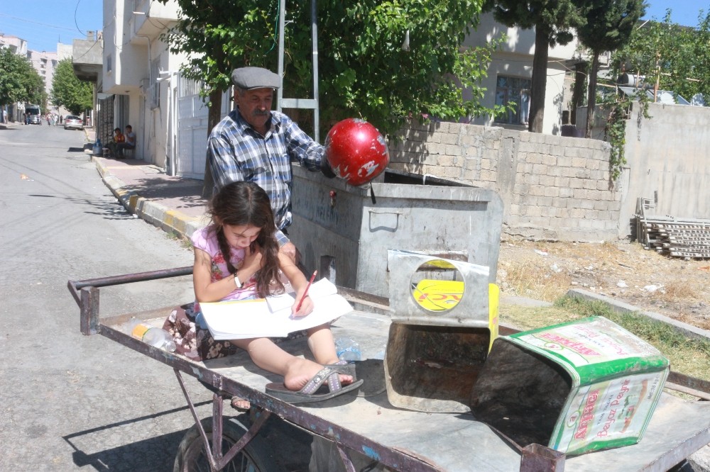 Babasının çöpten topladığı kitapları okuyor 