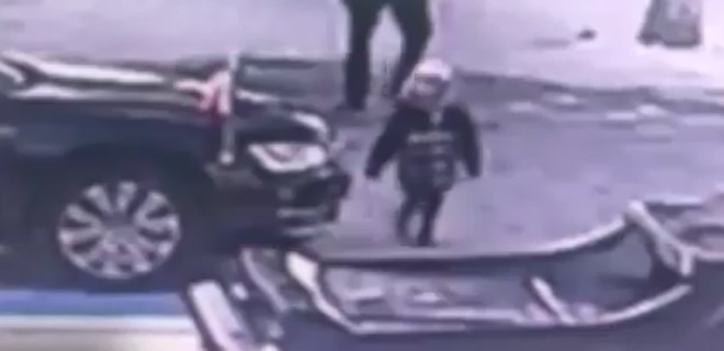 Babasının elini bırakıp geri geldi, öptü... Küçük çocuğun bayrak sevgisi duygulandırdı