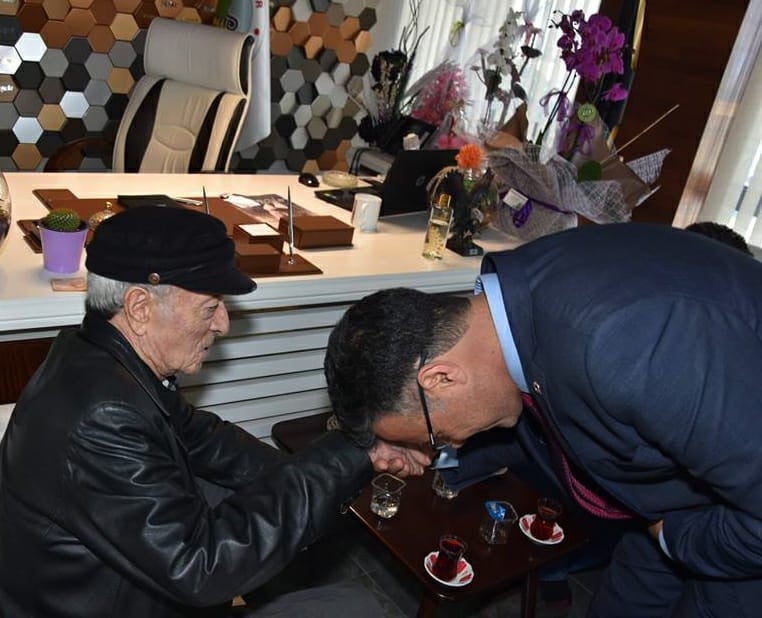 Babasının elini öptü tüm babaların gününü kutladı 