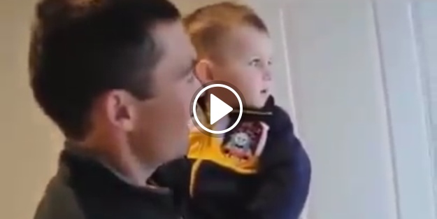 Babasının ikiz kardeşini gören bebeğin şaşkınlığı