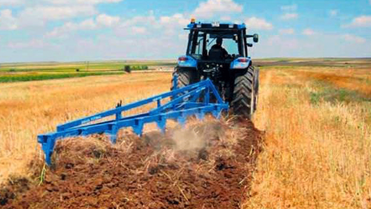 Babasının tarlaya götürdüğü 12 yaşındaki çocuk traktörün altında kalarak hayatını kaybetti