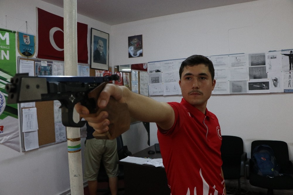 Babasının tavsiyesiyle atıcılığa başladı, şimdi Türkiye rekorları alt üst ediyor