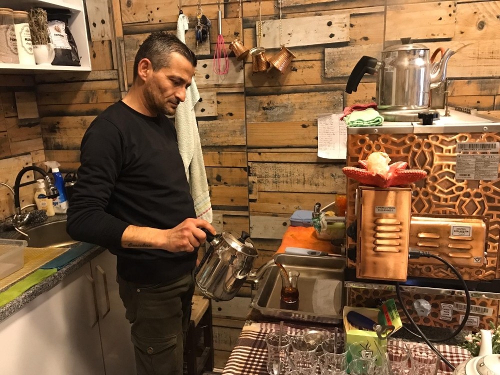 Babasının vasiyetini yerine getirip çay ocağı açtı 