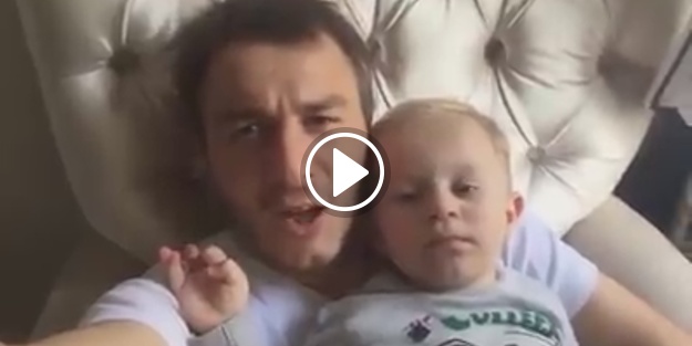 Babasıyla birlikte şarkı söyleyen tatlı çocuk