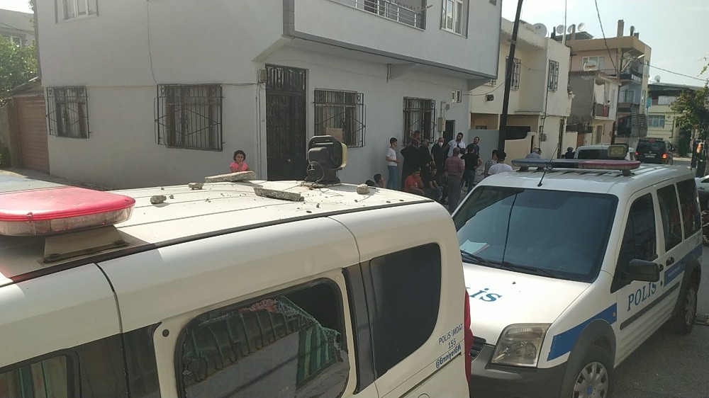 Babasıyla kavga eden oğul polis otosunu taşladı 