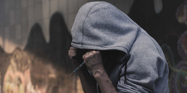 Babasız çocuk bataklığa sürükleniyor