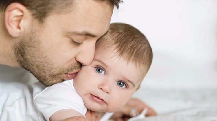 Doğumdan sonra babaya da yarım gün izin kararı