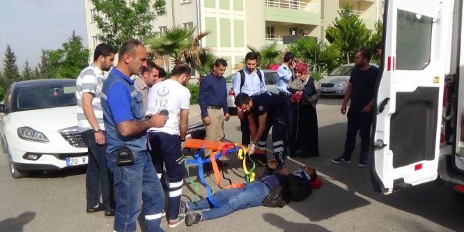 Motosikletle otomobil çarpıştı: 2 yaralı
