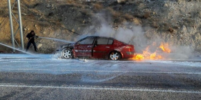Otomobil alev alev yandı