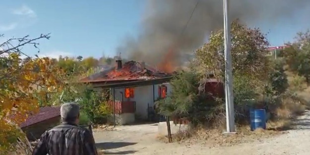 Baca temizliği yaparken ev alev aldı!