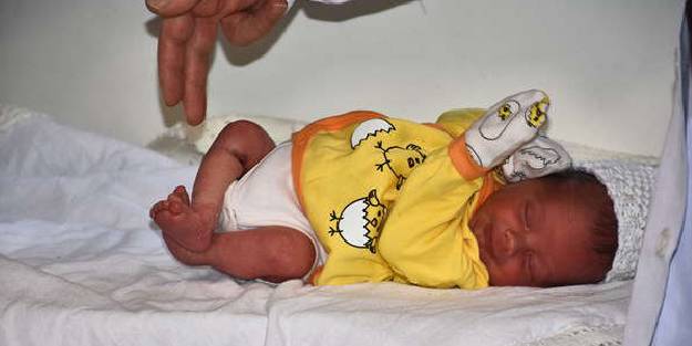 Bacağı gelişmeyen bebek anne karnında ameliyat edildi