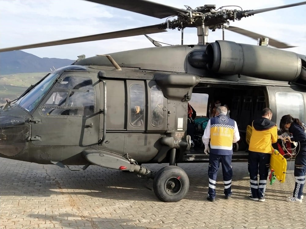 Bacağı kopma noktasına gelen yaralıyı, Mehmetçik helikopterle götürdü 