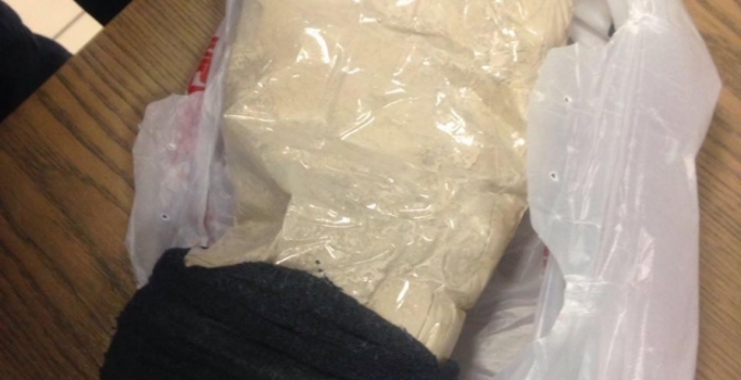 Bacağına sarılı uyuşturucuyla uçağa binmek isterken enselendi