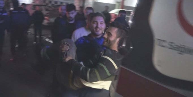 Bacağından vurulan genç, ambulansa taşınırken hem güldü hem şarkı söyledi