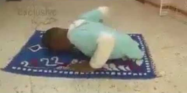 Bacakları olmayan engelli çocuk bakın nasıl namaz kıldı