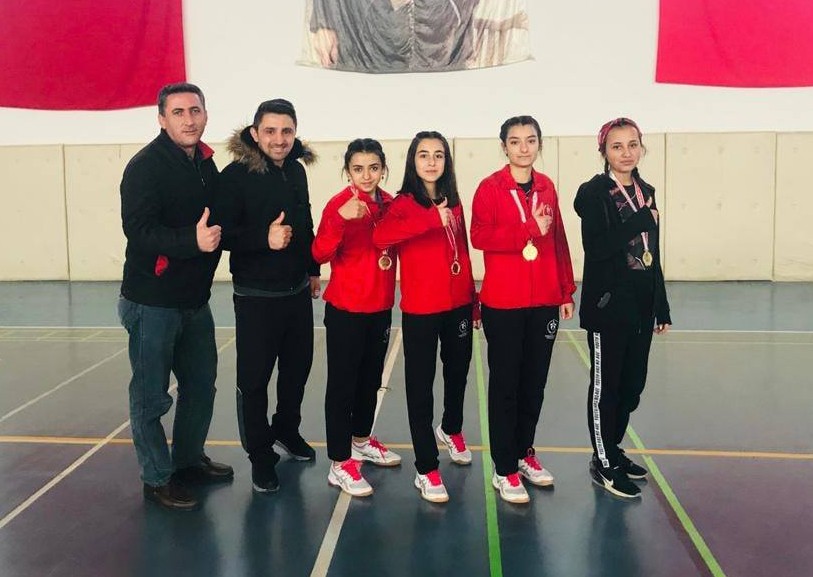 Badminton bölgesi birincisi Hafik oldu 